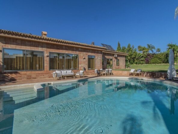 Villa de 4 dormitorios en Nueva Atalaya 4 Bedrooms Villa in Nueva Atalaya Vilă cu 4 dormitoare în Nueva Atalaya Villa avec 4 chambres à Nueva Atalaya