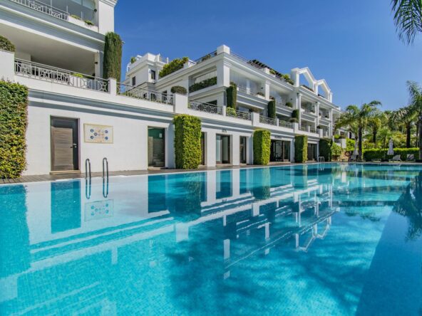 Ático de 5 dormitorios en primera línea de playa en Estepona Beachfront 5 bedroom penthouse in Estepona Penthouse cu 5 dormitoare pe malul mării în Estepona Penthouse 5 chambres au bord de la mer à Estepona