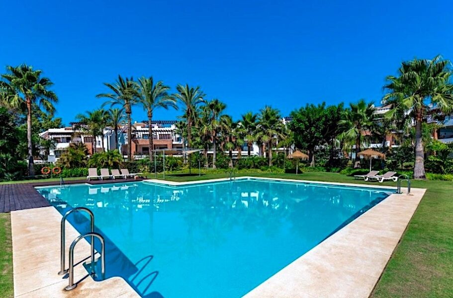 Agradable piso de 2 dormitorios en Estepona Amazing 2-bedroom apartment in Estepona Apartament inedit de 2 dormitoare în Estepona Sensationnel appartement de 2 chambres à Estepona