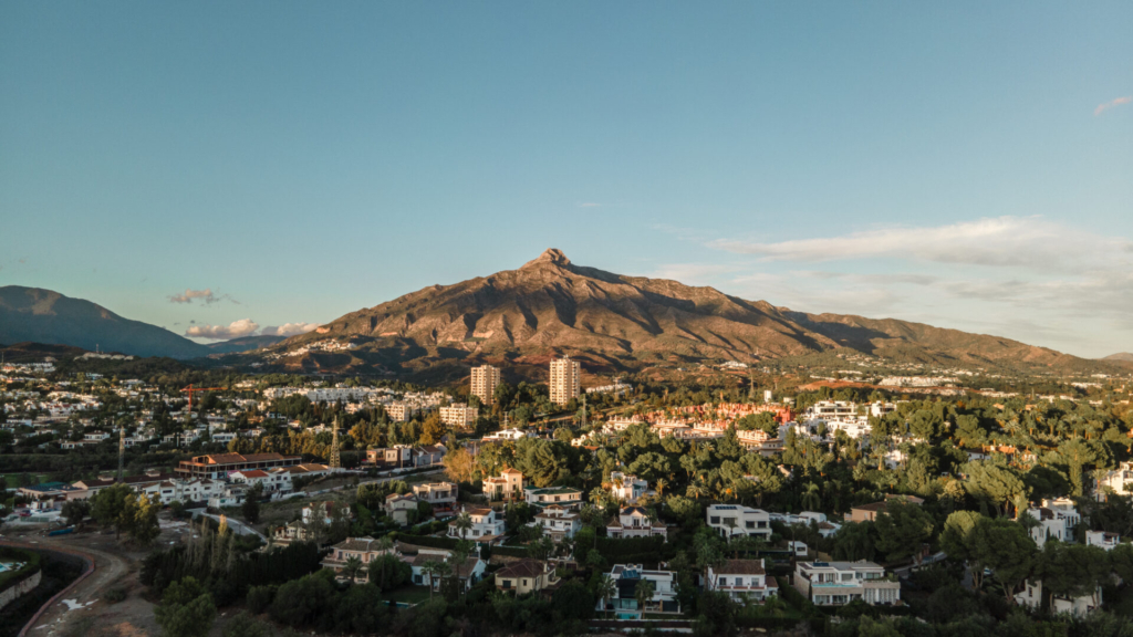 Nueva Andalucía : Au cœur de la Vallée du Golf de Marbella